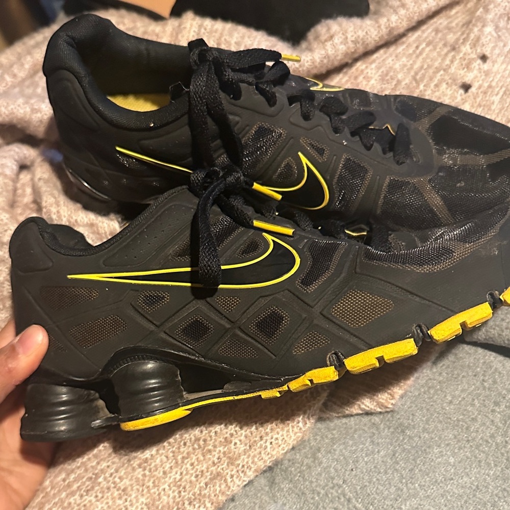Nike Men's Black and Yellow Athletic Shoes